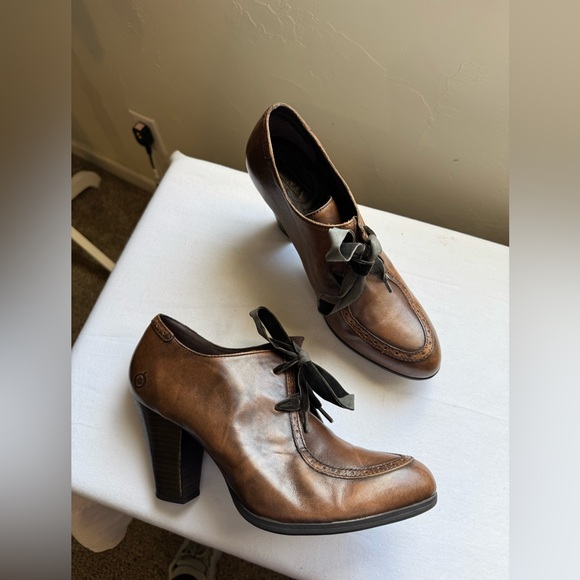 Born Birdies Brown Leather lace-up Heels with Velvet Laces. Size 11